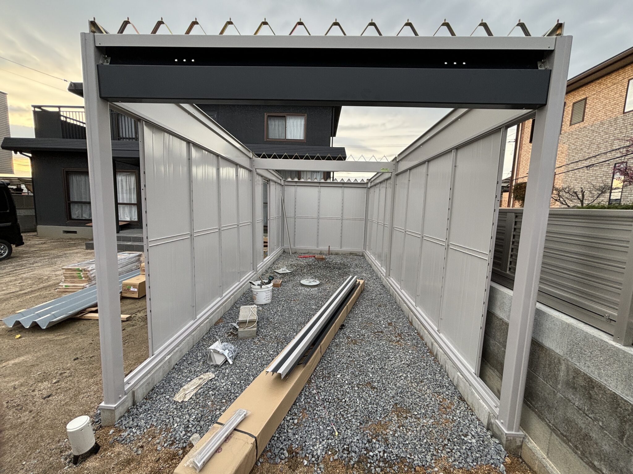 ヨドコウ物置・車庫/ラヴィージュ ガレージ施工例/工事 屋根パラサーモ遮熱塗装・コンクリート土間ボウジンテックス塗装工事 ‣ 倉敷技建